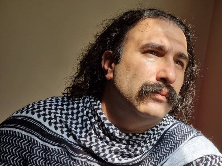 خسرو گلسرخی به همان صورتی که شعر می‌گفت، زندگی می‌کرد