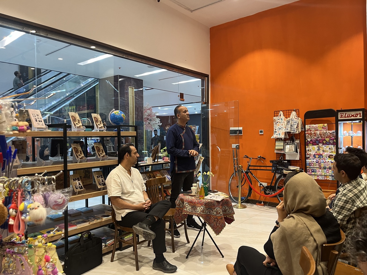 کتاب «شاه و وکیل» در کرمان رونمایی شد