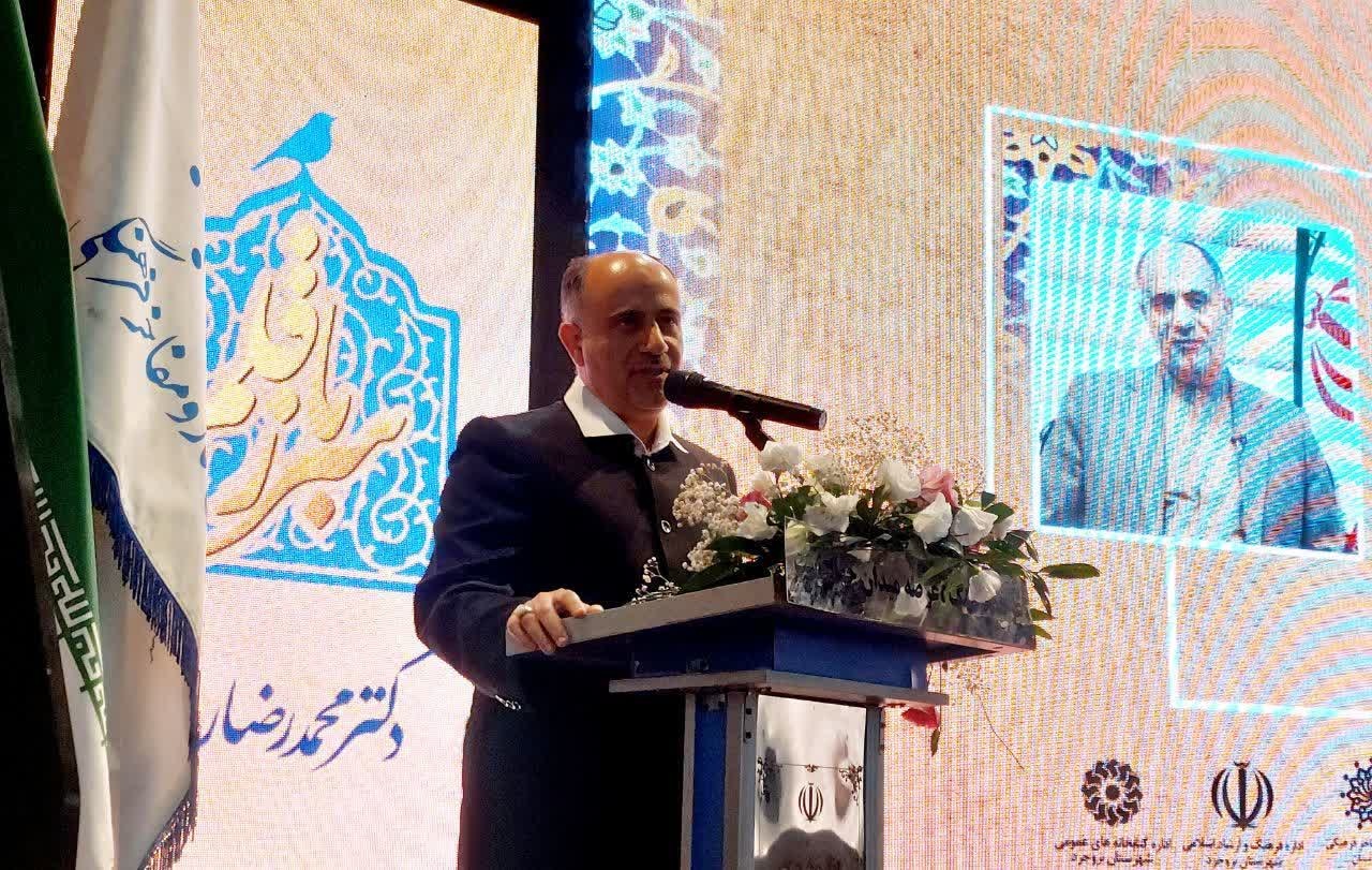 مفاخر در دوران حیاتشان تجلیل شوند