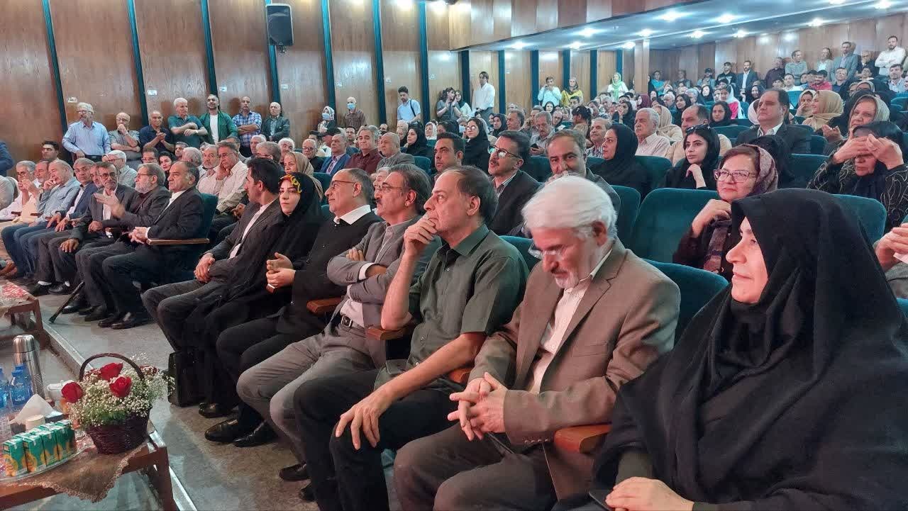 مفاخر در دوران حیاتشان تجلیل شوند