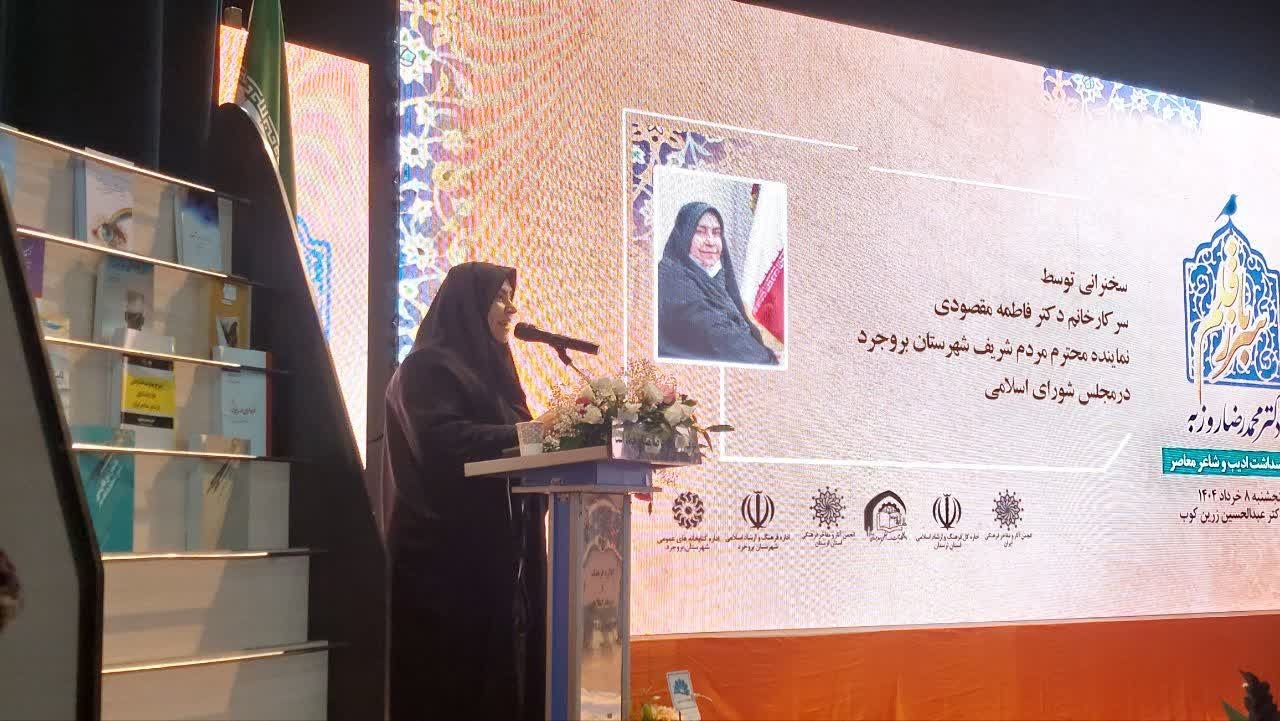 مفاخر در دوران حیاتشان تجلیل شوند