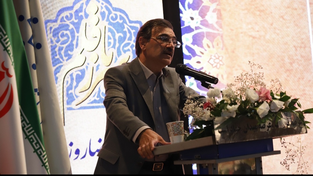 مفاخر در دوران حیاتشان تجلیل شوند