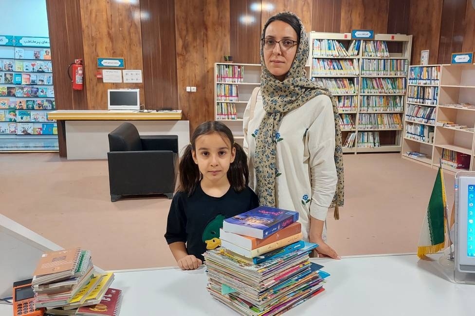 بیش از ۱۳۰ جلد کتاب به کتابخانه مرکزی اسفراین اهدا شد