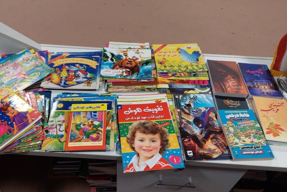 بیش از ۱۳۰ جلد کتاب به کتابخانه مرکزی اسفراین اهدا شد