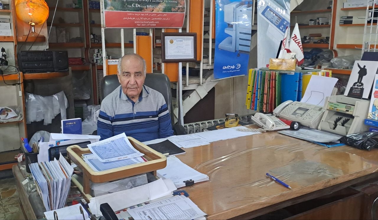 روایتی از کتابفروشی ۴۰ ساله ارومیه/ مسیری که با فروش کتابهای شخصی شروع شد