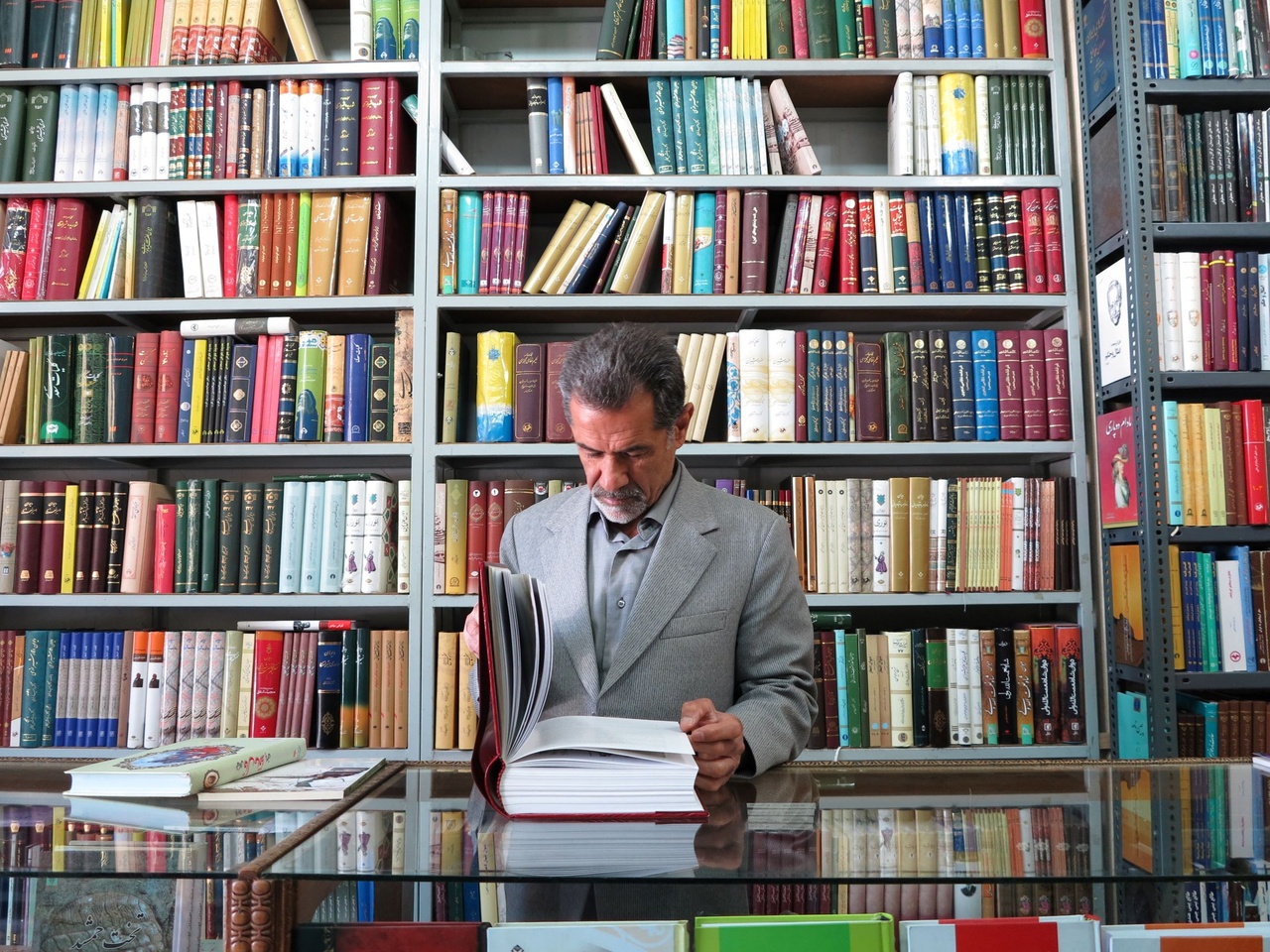 در سایه نارنج و واژه؛ همنفسی با تاریخ/ در کتابخانه احمدی، هر کتاب دری به دیروز است