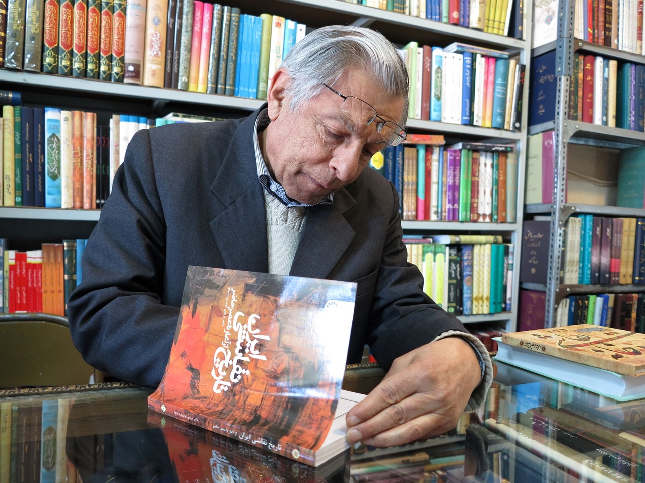 در سایه نارنج و واژه؛ همنفسی با تاریخ/ در کتابخانه احمدی، هر کتاب دری به دیروز است