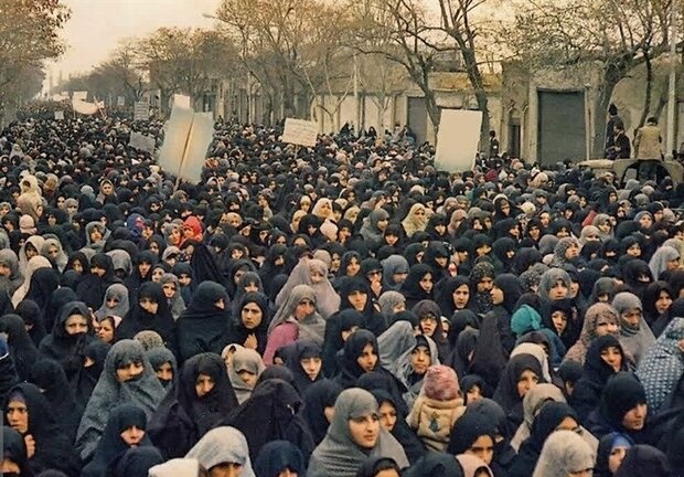 چهار هزار زن پلاکارد به دست