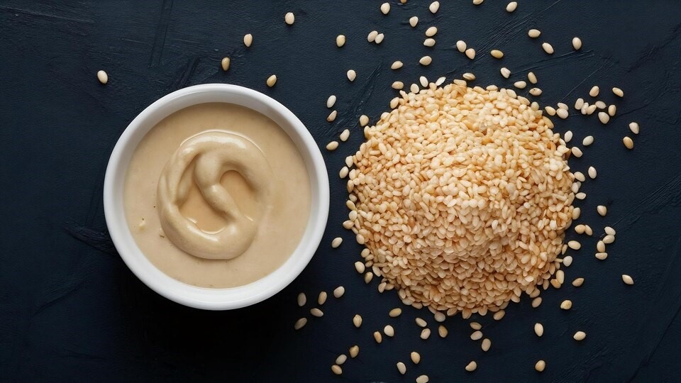 ارده برای چی خوبه؟ بررسی کامل خواص ارده کنجد + طرز مصرف و معرفی بهترین دستگاه ارده گیر