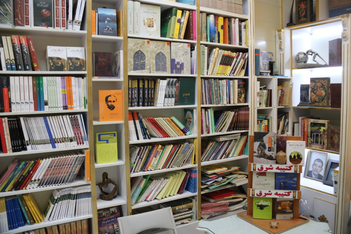 «کتیبه شرق»؛ ۸۰ سال کتاب فروشی با عشق، تعهد و خاطره