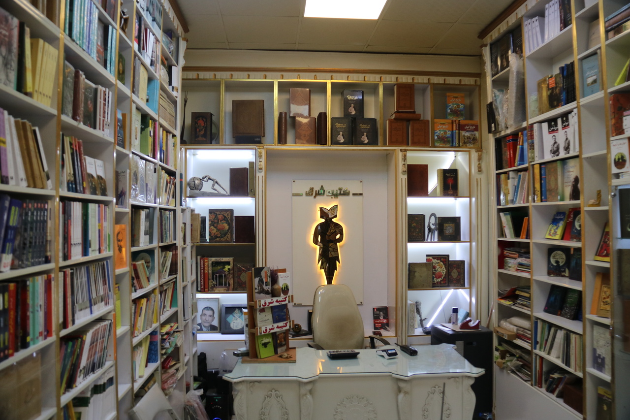 «کتیبه شرق»؛ ۸۰ سال کتاب فروشی با عشق، تعهد و خاطره