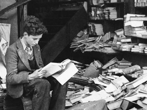 عشق به کتاب و امیدبخشی و مقاومت از طریق ادبیات، در قلب جنگ