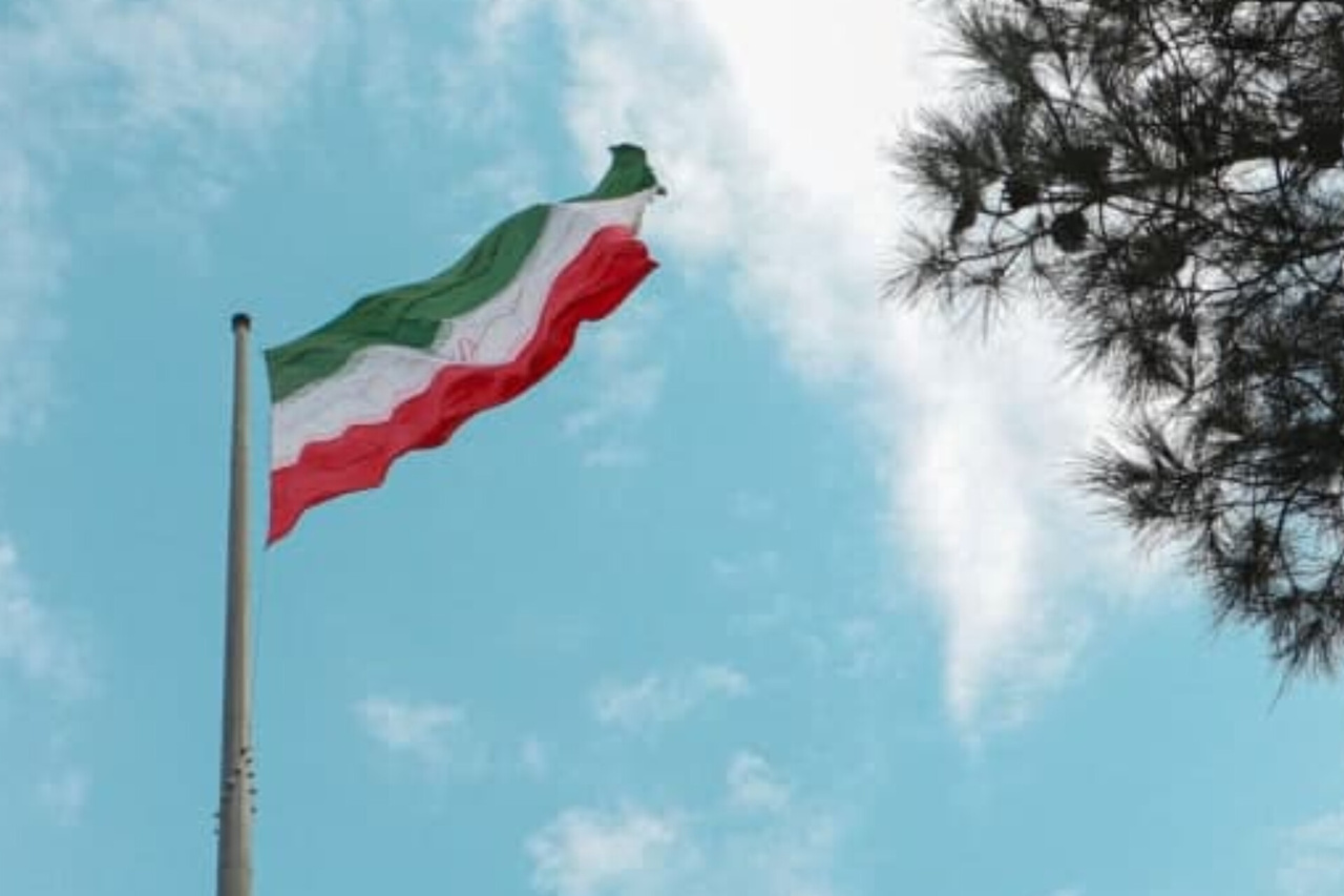 پرچم عشق در این پهنه‌ی غیرت بالاست
