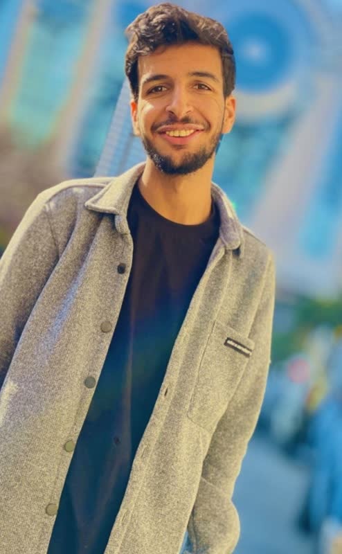 انسان وطنش را پدرش میداند/ باید به روی قلهات پرچم برقصد