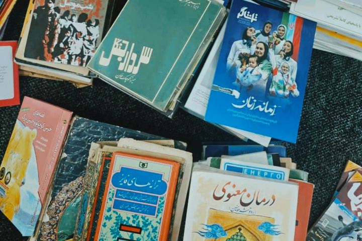 اهدای کتاب برای برپایی ایستگاه مطالعه در شب‌های حاجی‌آباد