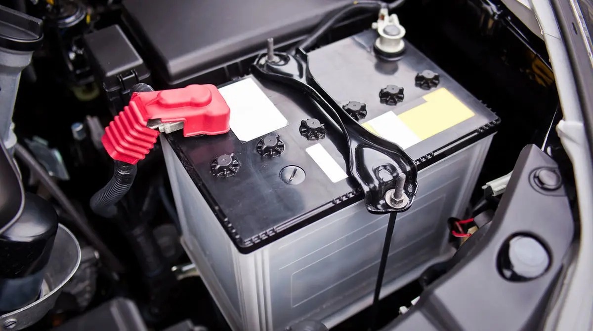 ۷ اشتباه در نگهداری از باتری پراید که نباید مرتکب شوید!