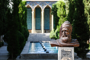 گشت و گذار در آرامگاه شاعری که قبرش سال‌ها مخفی بود