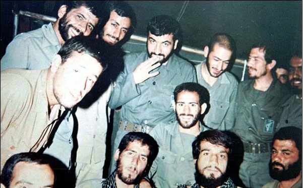 تصویری کمتر دیده شده از شهید دستواره در کنار همت، صفوی و عباس کریمی