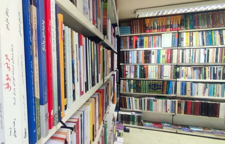 کتابفروشی‌ ۹۰ ساله در کوچه‌پس‌کوچه‌های کهن‌شهرِ نیشابور