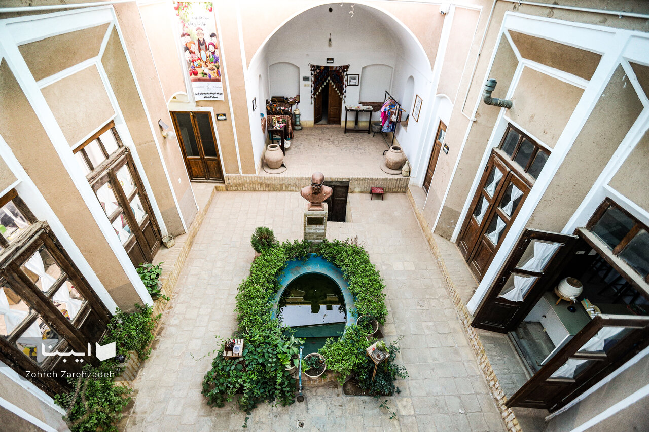 «ماهی سیاه کوچولو» آخرین کتاب روی میز آذریزدی/ ماجرای «آذرکولا»