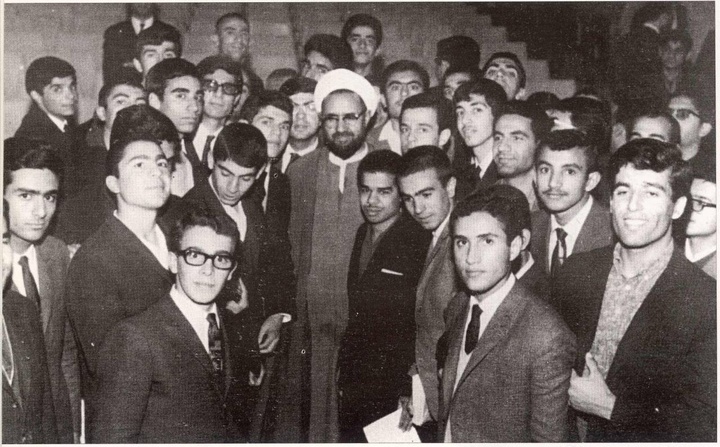 تصویری از استاد مطهری در جمع دانشجویان دانشکده الهیات