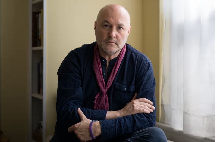 رمان نمی‌تواند به تنهایی جهان را تغییر دهد، اما در دیوار ترکی می‌اندازد!