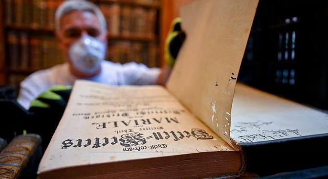 نجات ۱۰۰ هزار کتاب از هجوم سوسک‌ها