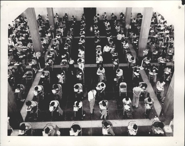 برگزاری آزمون در دانشگاه تهران در دهه پنجاه خورشیدی