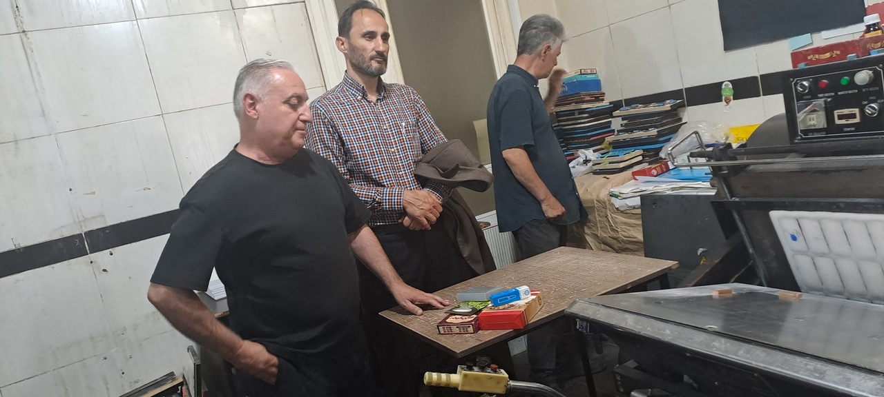 چراغ چاپخانه «میهن» در دست نسل سوم/ عمو حجت و چاپخانه پدرش