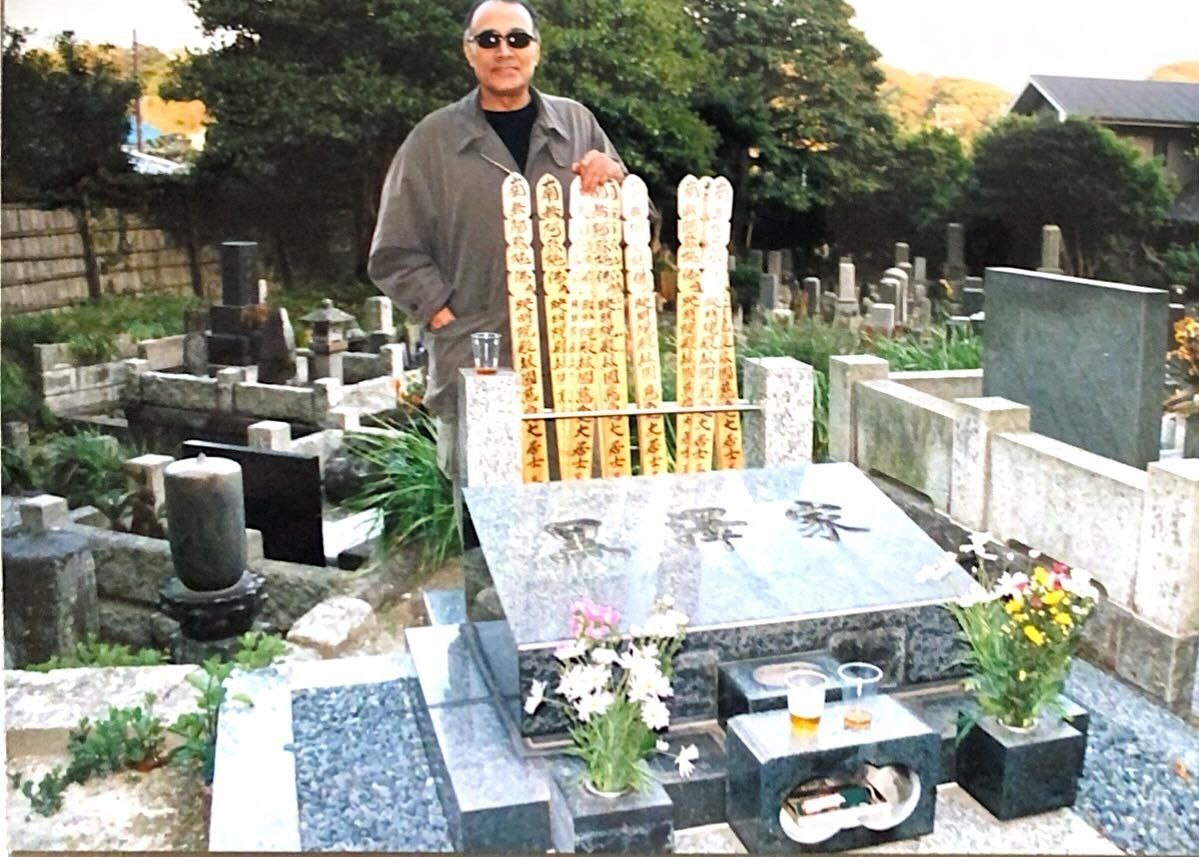 عباس کیارستمی بر سر مزار آکیرا کوراساوا