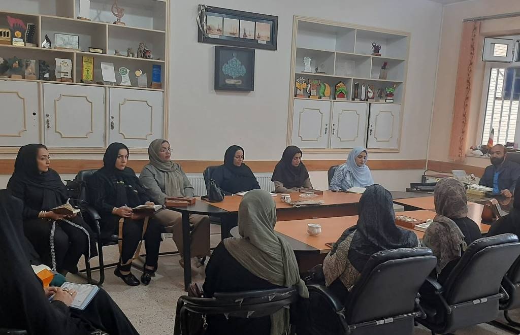 شبشعر «ایستاده برای ایران» در تربتحیدریه/ رونمایی از کتاب در نیشابور