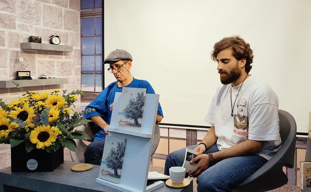 داستانهایم، میوههایی است که از جغرافیای بوشهر میچینم داستانهایم، میوههایی است که از جغرافیای بوشهر میچینم