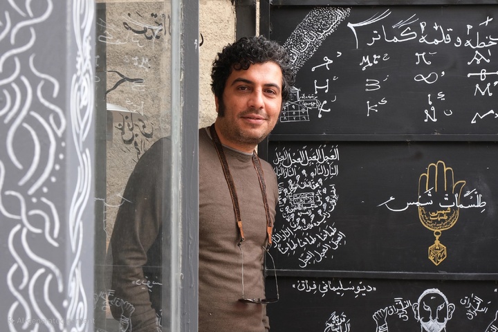 نگاهی به نمایش «بر زمین می‌زندش»/ وفور غیاب