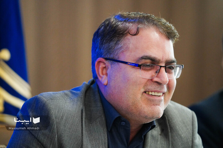 تنها کتاب می‌تواند ما را زیر چتر معنا گرد آورد