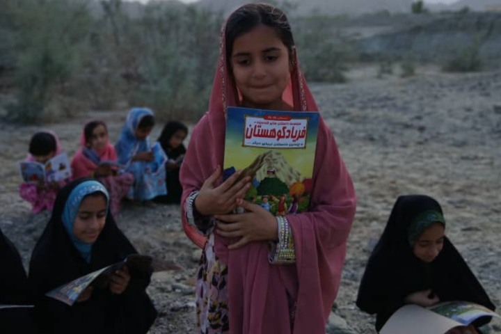 بسته تابستانی کتاب به روستای «پرکوه» جاسک رسید