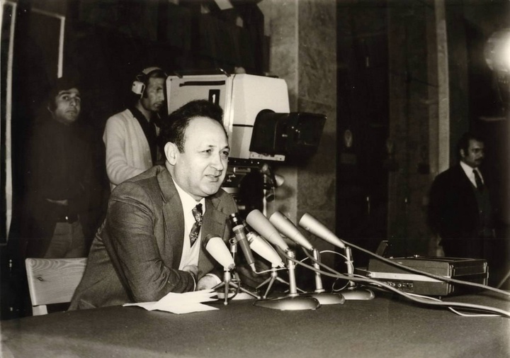 دکتر عبدالحسین زرین‌کوب در حال سخنرانی در مراسم افتتاحیه نمایشگاه یوشیج