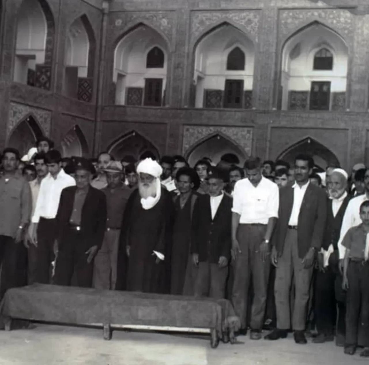 تشییع «حاج حسین آقا ملک» ۵۳ سال پیش در حرم مطهر رضوی تشییع «حاج حسین آقا ملک» ۵۳ سال پیش در حرم مطهر رضوی
