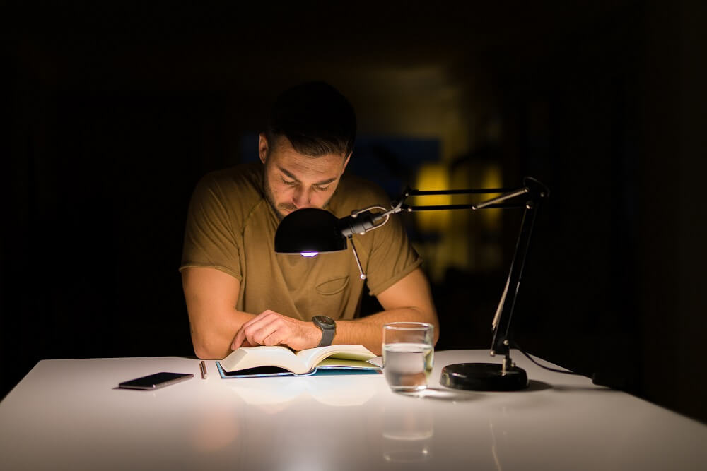 شب، پناهگاهی است برای زیستن و چه پناهی بهتر از کتاب؟