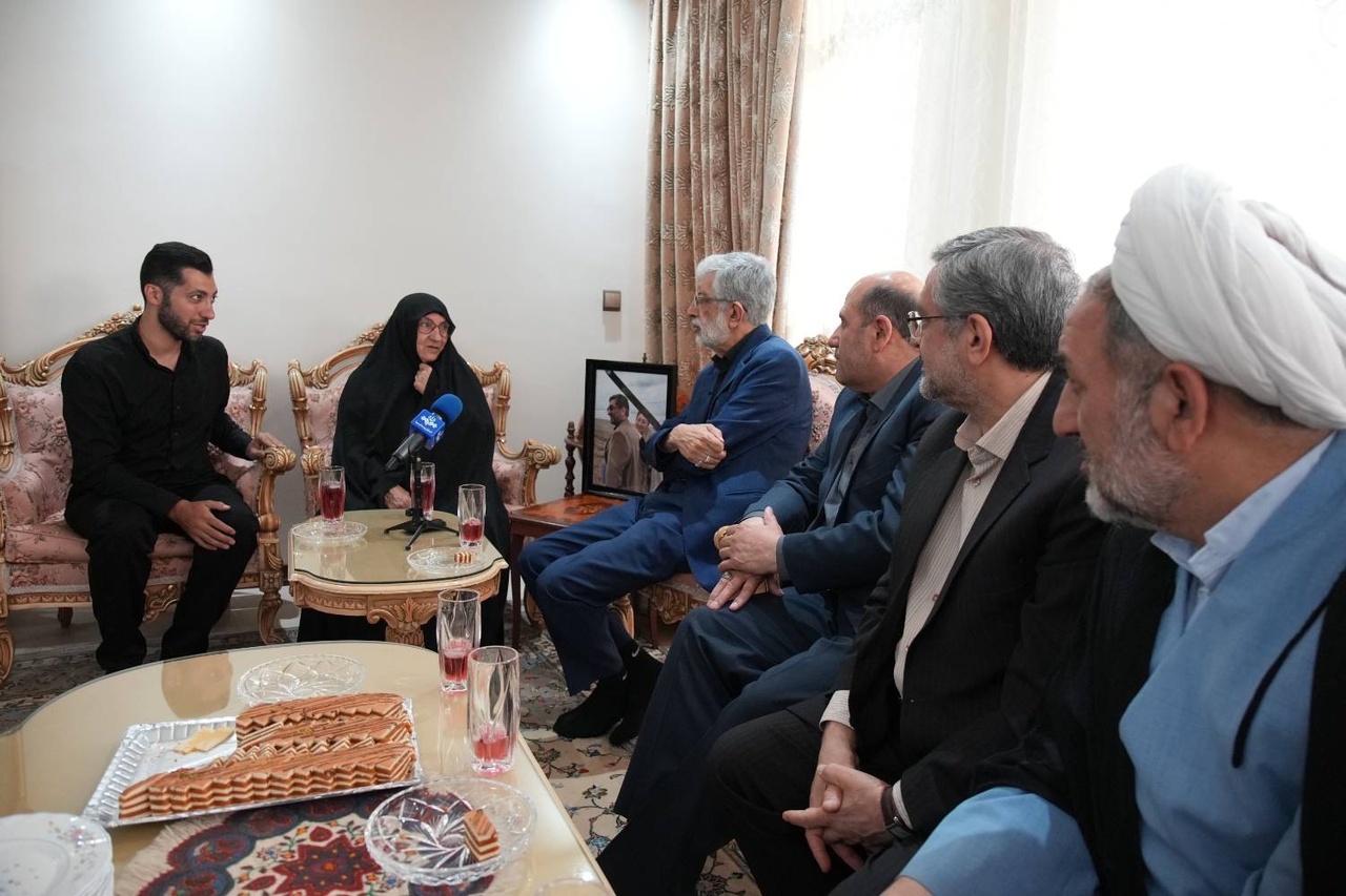 یک کتاب به خانواده شهید مینوچهر اهدا شد