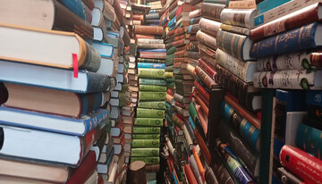 ستون‌هایی از جنس کتاب در کتاب‌فروشی مازندرانی/ پاتوق ادبا و فلاسفه گرگان کجا بود؟