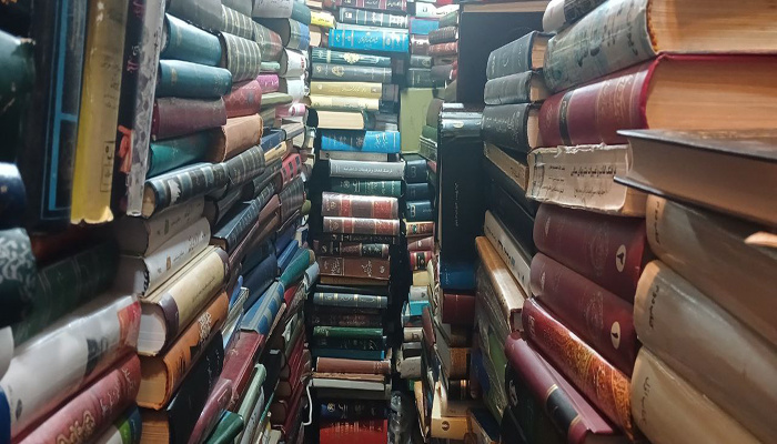 ستون‌هایی از جنس کتاب در کتاب‌فروشی مازندرانی/ پاتوق ادبا و فلاسفه گرگان کجا بود؟