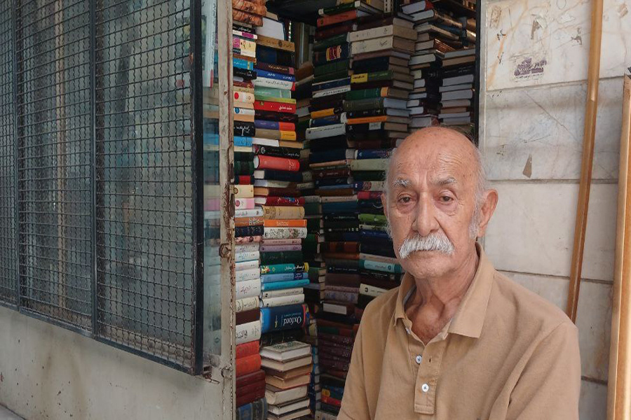 ستون‌هایی از جنس کتاب در کتاب‌فروشی مازندرانی/ پاتوق ادبا و فلاسفه گرگان کجا بود؟