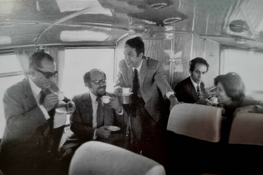 عکسی قدیمی از جلال ستاری و یاران موافق