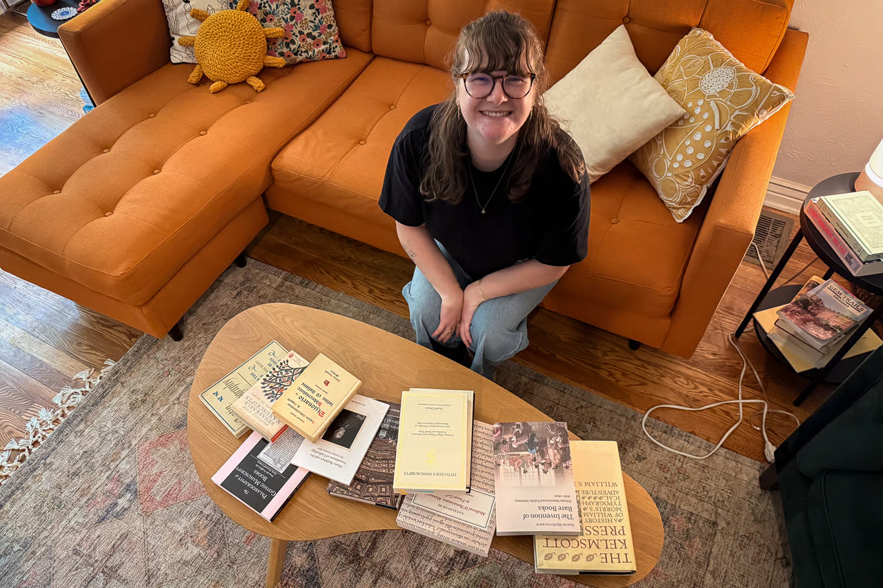 ‌ این دختر عاشق نسخه‌های خطی قرن سیزدهم است