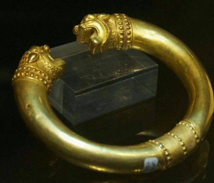 دستبند طلا، با دو سر شیر