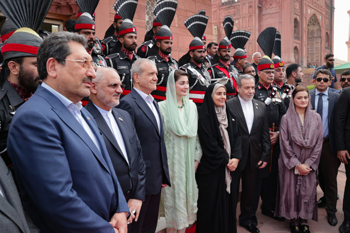 ادای احترام رئیس‌جمهور به اقبال لاهوری