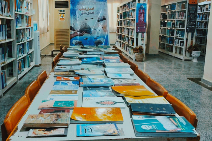 خیاط کتابخوان هرمزگانی، کتاب‌هایش را به کتابخانه عمومی اهدا کرد