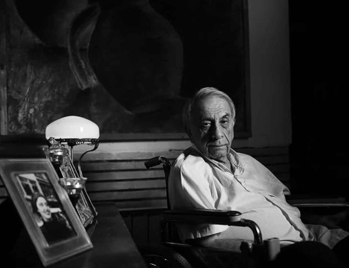 در میانه اسطوره و تجدد