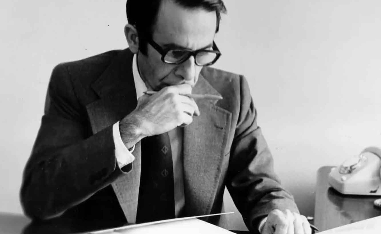 در میانه اسطوره و تجدد