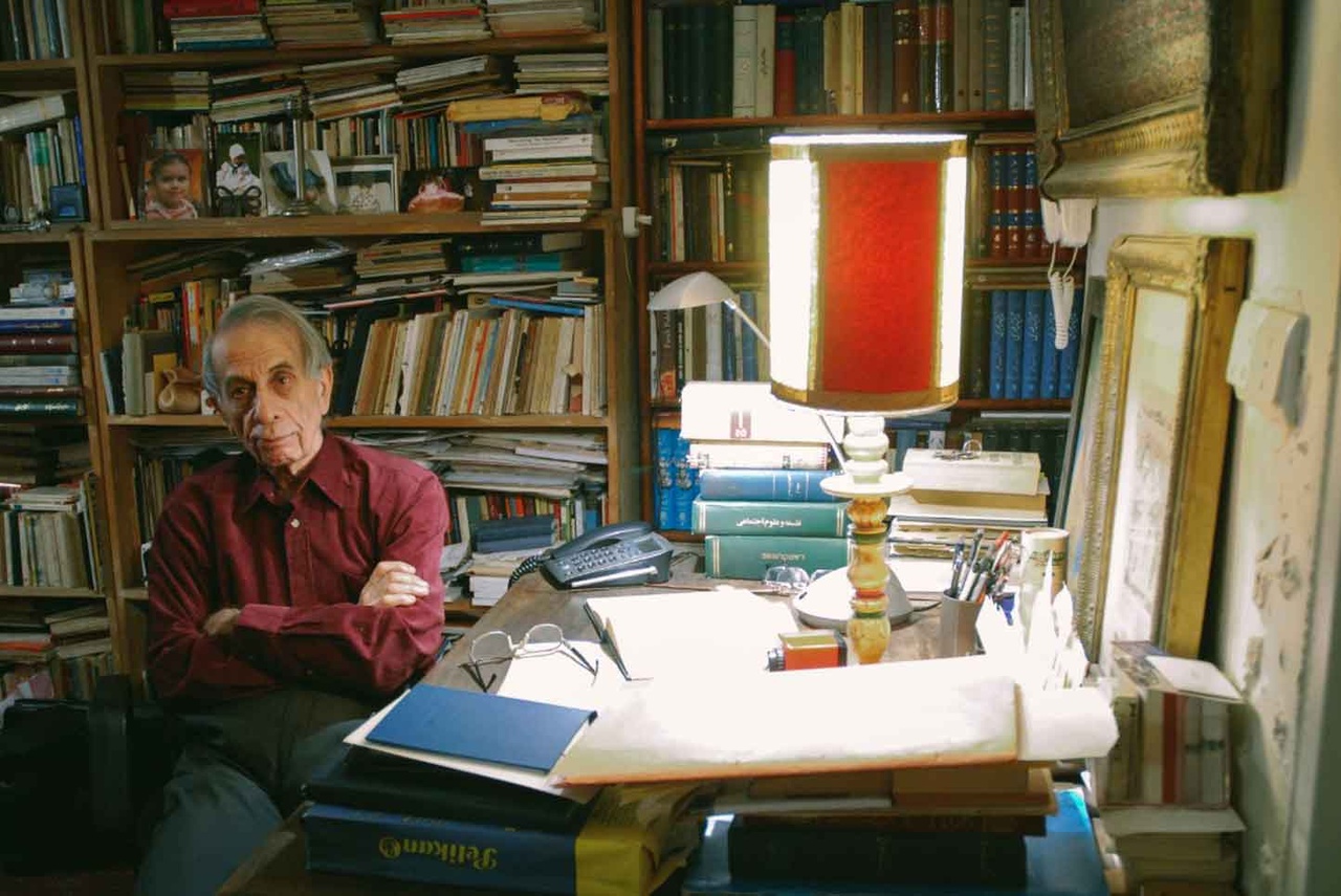 در میانه اسطوره و تجدد